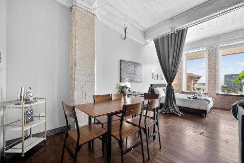 a dining room with a table and chairs and a bedroom at Stunning Downtown Apartment with Pool, Laundry, Parking in Dallas