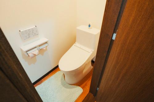 Un baño de 杉 by Cabin Build