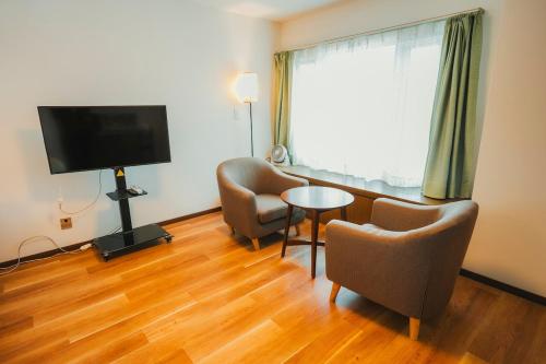 Una televisión o centro de entretenimiento en 杉 by Cabin Build