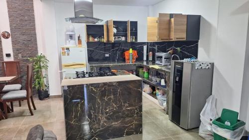a kitchen with a stove and a refrigerator at Condominio Bambú Campestre Casa G4, Carmen de Apicalá-Tolima in Estación El Salto