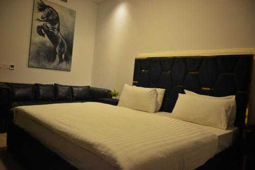 Gallery image of Goldcrest Grand Mall Luxury Apartments DHA Phase 4 Lahore in Lahore