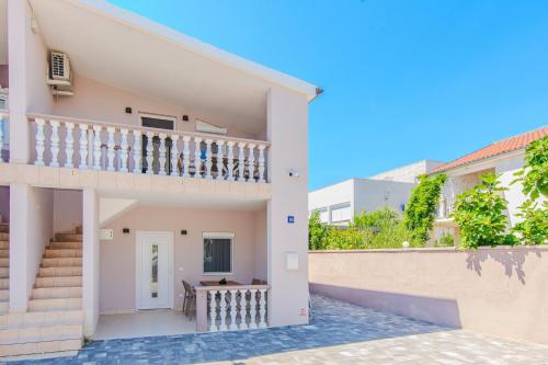 Apartments with parking space Vir - 24843