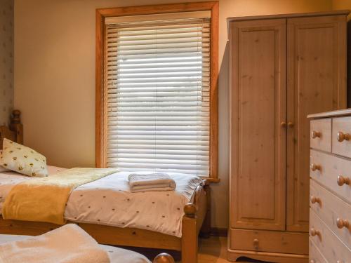 a bedroom with two twin beds and a window at Madison in Jacobstow