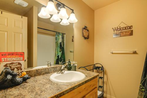 Ένα μπάνιο στο Luxe Cabin Retreat, Near Bryce and Zion Natl Parks!