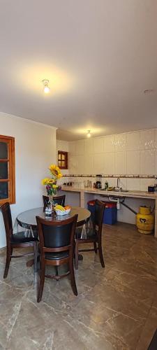 una cucina con tavolo, sedie e tavolo di La casa de Silvana a San Pedro de Atacama