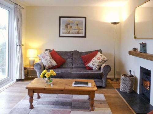 Una sala de estar con un sofá y una mesa de café. en Palm Leas - E3587, en Ilfracombe
