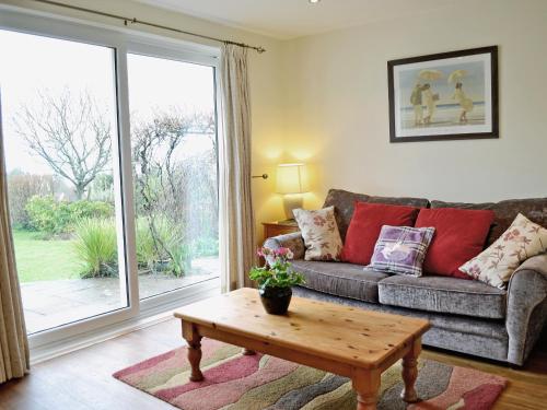 Una sala de estar con un sofá y una mesa de café. en Palm Leas - E3587, en Ilfracombe