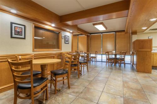 TV a/nebo společenská místnost v ubytování SureStay Plus Hotel by Best Western Poteau