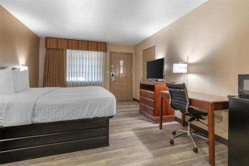 TV a/nebo společenská místnost v ubytování SureStay Plus Hotel by Best Western Poteau