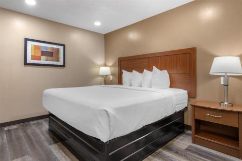 Postel nebo postele na pokoji v ubytování SureStay Plus Hotel by Best Western Poteau