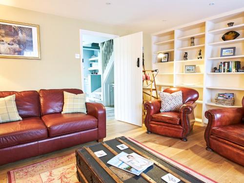 ein Wohnzimmer mit 2 Ledersofas und einem Stuhl in der Unterkunft Rose Cottage in North Elmham