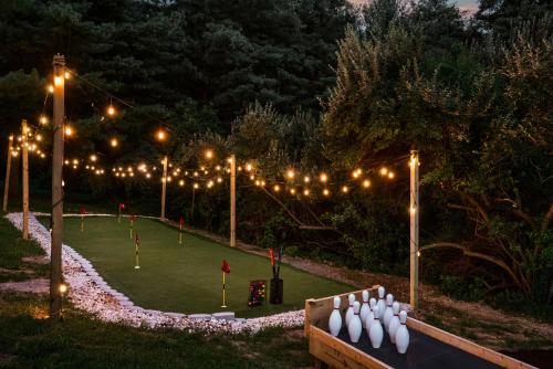 un parco con un mucchio di luci su un campo di Epic Family Stay - 40' Putting Green, Theater, Hot Tub, Sauna a McGaheysville