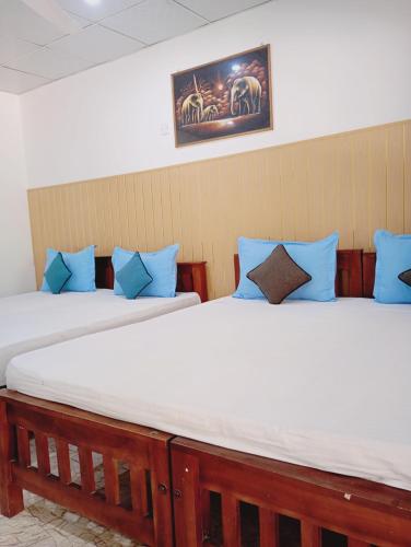 Postel nebo postele na pokoji v ubytování Thisara Guest House