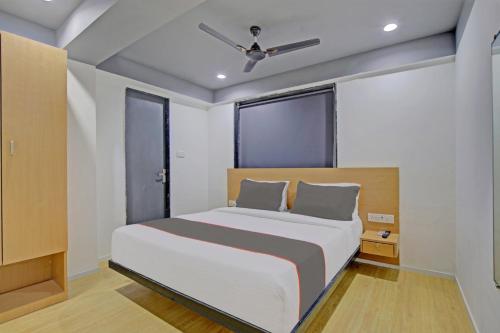 a bedroom with a bed and a ceiling fan at Collection O De'pearl Hotel in Surat
