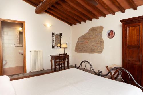 ein Schlafzimmer mit einem Bett und ein Badezimmer in der Unterkunft Große Ferienwohnung in Rapale mit Terrasse, Grill und gemeinsamem Pool in Rapale