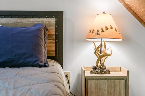 Katil atau katil-katil dalam bilik di Remote Cabin WV Retreat-Escape from the Norm