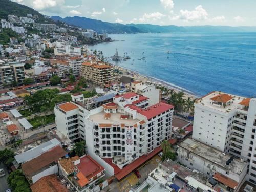 een luchtfoto van een stad en de oceaan bij Departmento Ballena in Puerto Vallarta