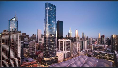 vistas a una gran ciudad con edificios altos en Melbourne's Premium on Spencer, en Melbourne