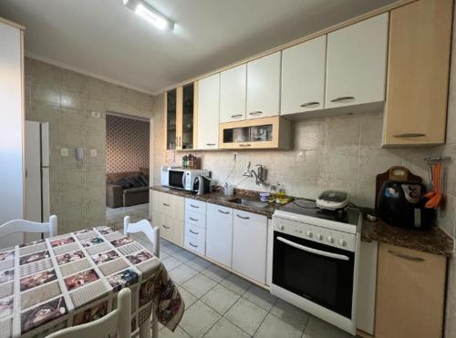 Η κουζίνα ή μικρή κουζίνα στο Apartamento na Praia Grande Vista ao Mar 1 quarto 100m da Areia