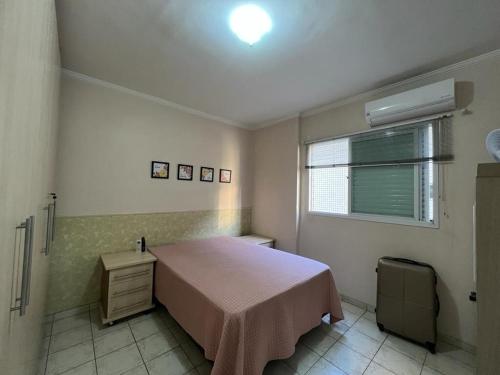 Ένα ή περισσότερα κρεβάτια σε δωμάτιο στο Apartamento na Praia Grande Vista ao Mar 1 quarto 100m da Areia