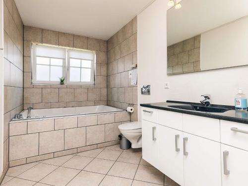 Ένα μπάνιο στο 4 star holiday home in Bogense