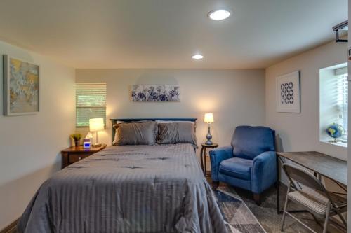 une chambre avec un lit et une chaise bleue dans l'établissement Downtown in Minutes Nashville Sweet Retreat, à Nashville
