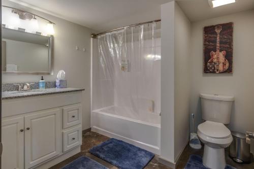 une salle de bain avec une baignoire, des toilettes et un lavabo dans l'établissement Downtown in Minutes Nashville Sweet Retreat, à Nashville