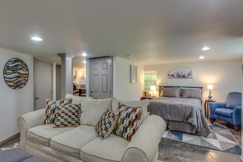 a living room with a couch and a bed at Downtown in Minutes Nashville Sweet Retreat in Nashville
