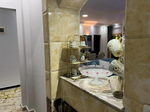 ein Badezimmer mit einer Ablage mit Waschbecken und Spiegel in der Unterkunft الاسكندريه كينج مريوط in King Mariout