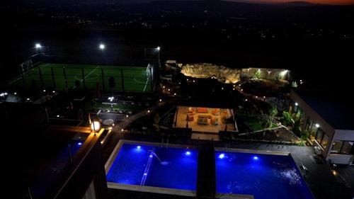 an overhead view of a pool at night at Kinda vip in Al Mashāriqah