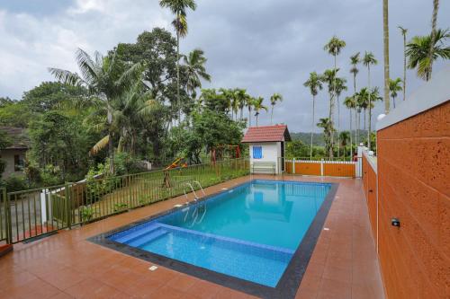 ein Swimmingpool mitten in einem Hof in der Unterkunft Kudajadri Drizzle Homestay in Kaniyāmbetta