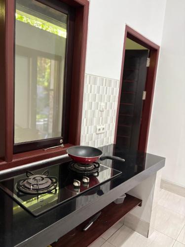 a frying pan on a stove in a kitchen at Villa Ganesha Penuktukan in Tejakula
