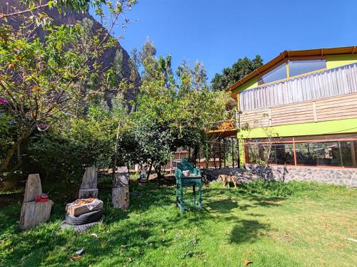 a yard with a statue in front of a building at Vista a la Montaña Habitación Pet Friendly in Ollantaytambo