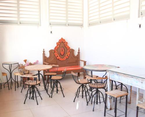 a room with tables and chairs and a piano at Maravilhosa Casa de Hóspedes in Boa Esperança