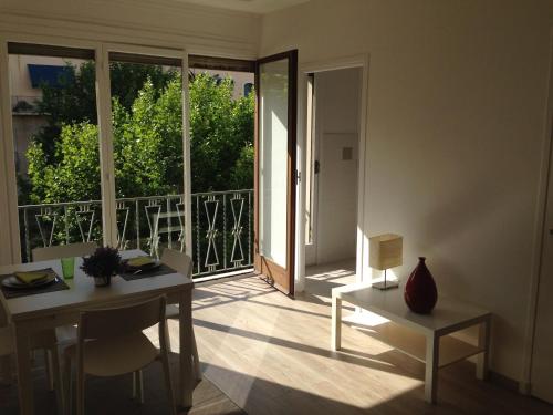 ニースにあるBel appartement de Gill centre ville Niceのテーブル付きの客室で、バルコニーの景色を望めます。