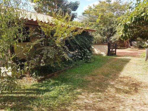 Κήπος έξω από το Chalé Toca do Vento com Ar Condicionado, Centro, Cavalcante