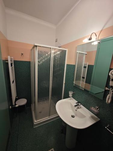 a bathroom with a shower and a white sink at Casa Malvina in Mira
