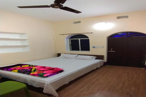 Cama o camas de una habitación en SPOT ON Ganguly Hotel Lodging And Fooding