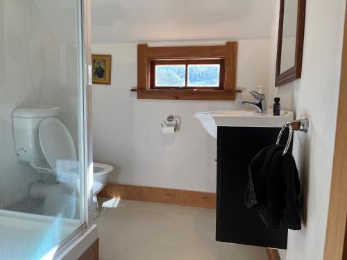 Bilik mandi di Four Fathom Bay Retreat