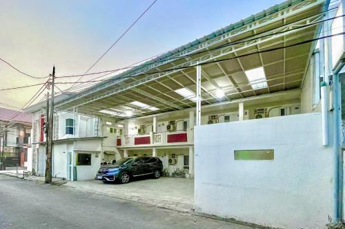 a car parked in a parking lot in a building at Urbanview Syariah Oemah Isun Homestay Cirebon by RedDoorz in Tangkil