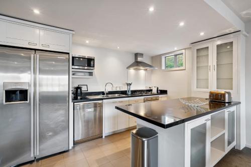 Nhà bếp/bếp nhỏ tại Gorgeous 3 Bedroom Central Lake Views