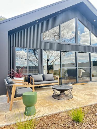 Posezení v ubytování Villas at Small Batch Brewery & Hop Farm Mudgee