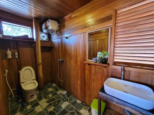 um banheiro com uma pia branca e um vaso sanitário em Jade Mountain Bungalow - Sea Breeze - Infinity Pool em Duong Dong