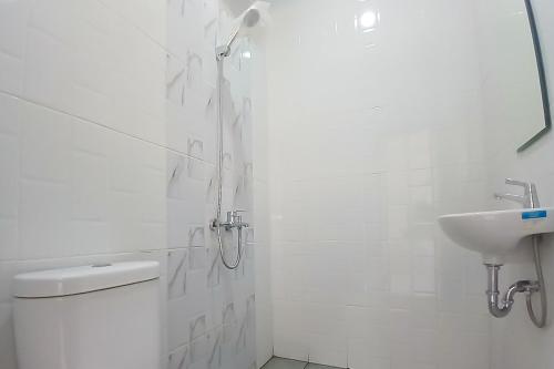Ванная комната в Happy Living Syariah near Stasiun Klaten Mitra RedDoorz