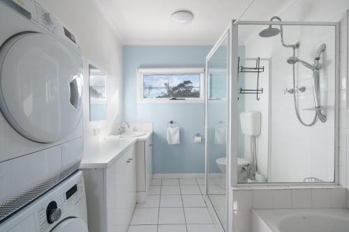 Ένα μπάνιο στο Private Coastal Apartment with AC