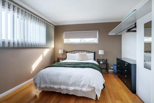 Ένα ή περισσότερα κρεβάτια σε δωμάτιο στο Private Coastal Apartment with AC