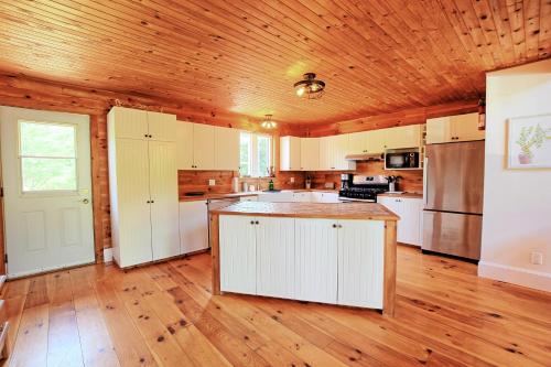 Kuchyň nebo kuchyňský kout v ubytování L'Auberge des Collines Full Guest Suite