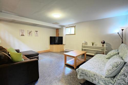 TV a/nebo společenská místnost v ubytování L'Auberge des Collines Full Guest Suite