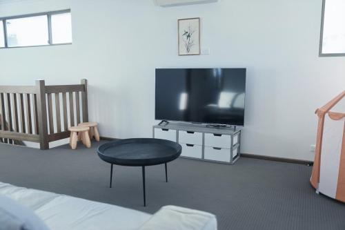 TV a/nebo společenská místnost v ubytování Cityview Haven