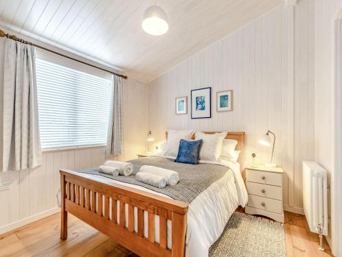 a bedroom with a large bed with towels on it at Rosemary Lodge in Willington